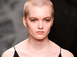 Britka Ruth Bellová si hlavu oholila loni v květnu kvůli kampani pro módní dům...