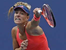 Angelique Kerberová po úderu ve finále tenisového US Open.