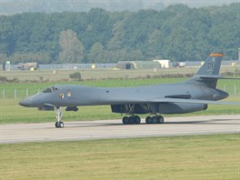 Americk bombardr B-1B Lancer na monovskm letiti