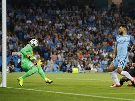 Sergio Agero z Manchesteru City stl gl do st Mnchengladbachu v utkn...