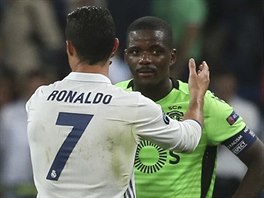 Cristiano Ronaldo z Realu Madrid utuje kamarda z portugalsk reprezentace a...