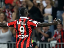 Mario Balotelli z Nice se raduje z glu v zpase s Marseille.