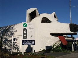 Budova ve tvaru psa stojí v mst Tirau na Novém Zélandu. Navrhl ji designér...