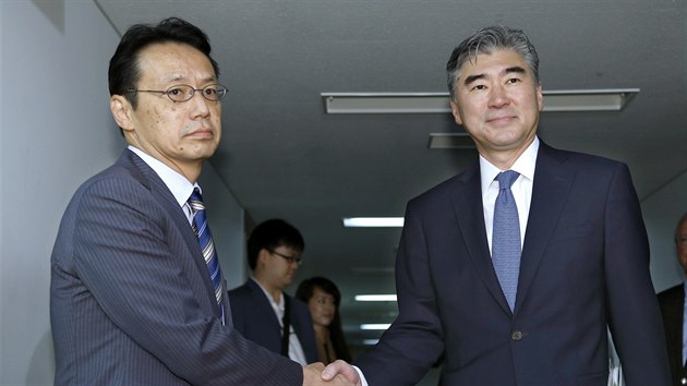 Zvltn americk vyslanec Sung Kim se v Tokiu seel s japonskm zstupcem Kenjim Kanasugim, aby jednali o odpovdi na jadern test KLDR (11. z 2016)