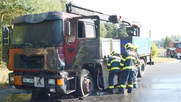 Požár zachvátil na D6 nákladní auto převážející akumulátory.