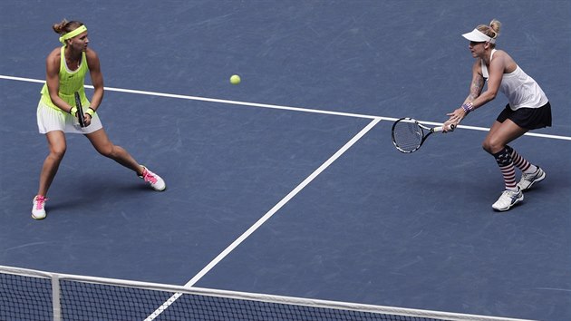 esk tenistka Lucie afov (vlevo) s Bethani Mattekovou-Sandsovou bojuj ve finle tyhry na US Open.