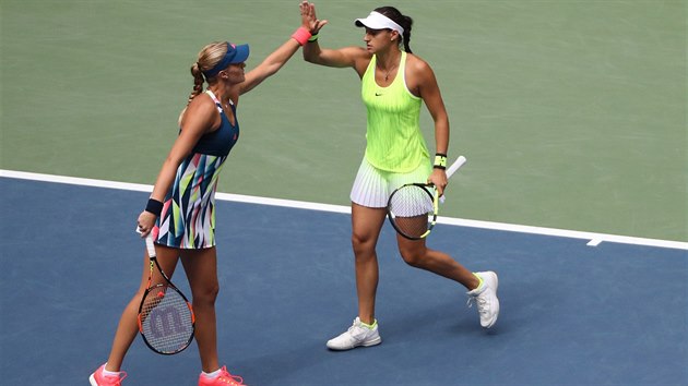 Francouzsk tenistka Kristina Mladenovicov (vlevo) si plc s Caroline Garciaovou ve finle tyhry na US Open.