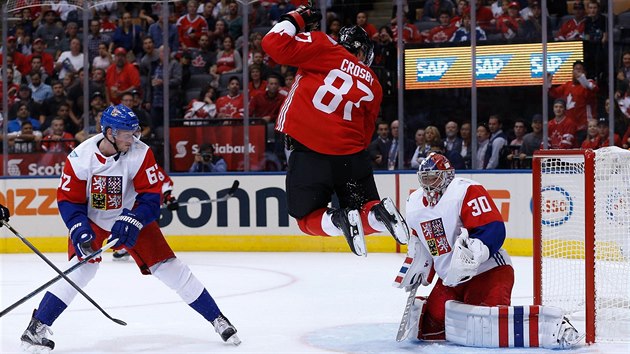 Kanadský útočník Sidney Crosby skáče před českým brankářem Michalem Neuvirthem.