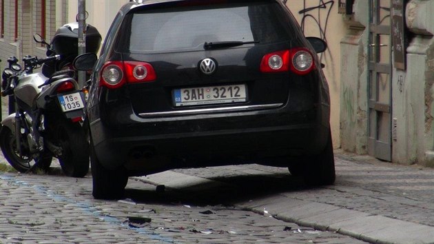 Opil idi naboural v Pn ulici v Praze nkolik aut (18. z 2016).