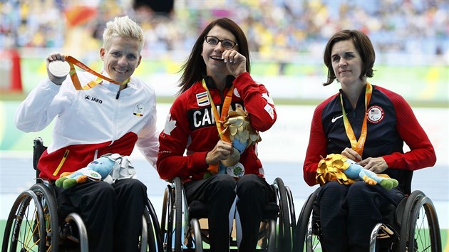 Belgick� paralympi�ka Marieke Vervoortov� (vlevo) se st��brnou medail� ze z�vodu na 400 metr� na paralympijsk�ch hr�ch v Riu de Janeiru. Uprost�ed v�t�zn� Michelle Stilwellov� z Kanady, vpravo bronzov� Kerry Morganov� z USA   (10.9.2016)