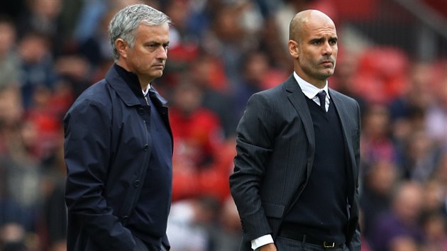 RIVALOV. Treni manchesterskch klub Jos Mourinho a Pep Guardiola ve vzjemnm utkn v anglick lize.