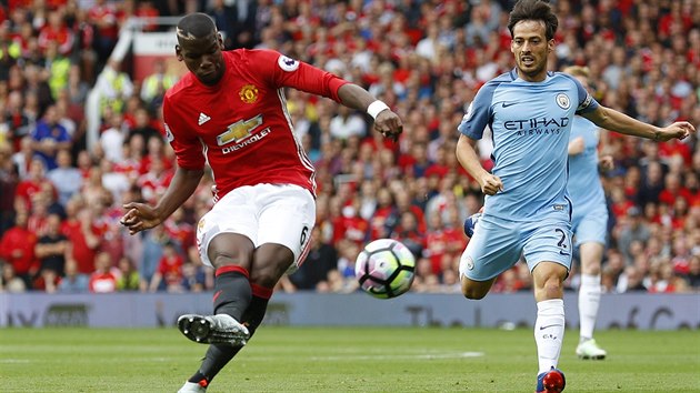 Zlonk Manchesteru United Paul Pogba vystelil v zpase proti Manchesteru City nad branku, sleduje ho David Silva.