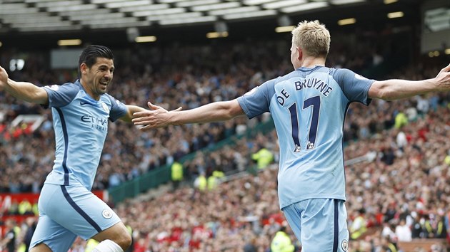 GLOV RADOST. Belgian Kevin De Bruyne (vpravo) poslal Manchester City do veden na Old Trafford, raduje se spolen s Nolitem.