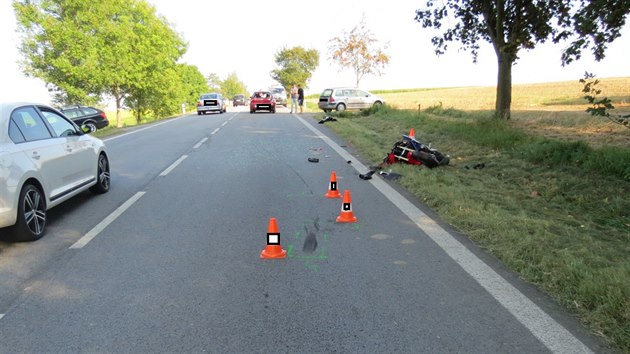 Mladý motorkář boural na silnici u Mirkovic na Českokrumlovsku.