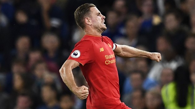 TO BYL GÓL. Kapitán Liverpoolu Jordan Henderson se raduje z krásného druhého gólu, který vstřelil Chelsea na Stamford Bridge.