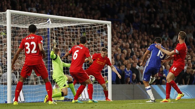 SN͎ENO. tonk Chelsea Diego Costa dostal pihrvku mezi pt hr Liverpoolu a vstelil kontaktn gl.
