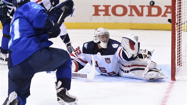 Jonathan Quick zasahuje proti Tomi Tatarovi v utkn mezi tmem Evropy a USA na Svtovm pohru.