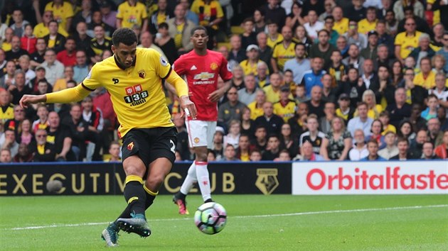 MIL PESN. Zlonk Watfordu Etienne Capoue otevr skre v utkn proti Manchesteru United.