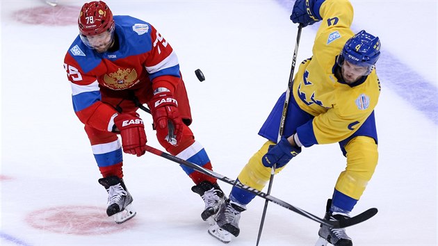 Andrej Markov v souboji s Niklasem Hjalmarssonem v utkn mezi vdskem a Ruskem na Svtovm pohru.