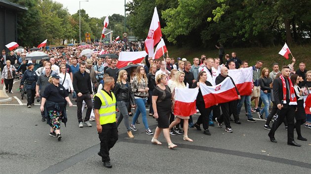 Polci na smutenm pochodu ve mst Harlow (3. z 2016)