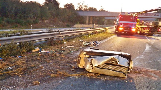 Na D11 se ve stedu pevrtil kamion, uzavel dlnici ve smru na Hradec Krlov (14. z 2016)