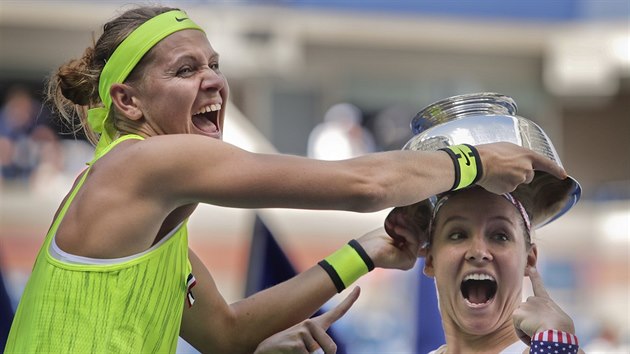 VTZN EUFORIE. Lucie afov (vlevo) a Bethanie Mattekov-Sandsov se raduj z triumfu na US Open.