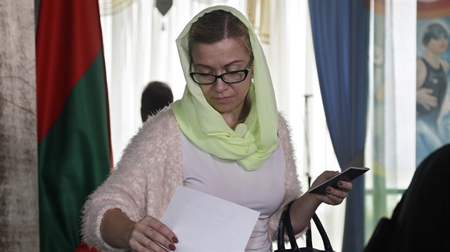 ena hlasujc ve volebn mstnosti v Minsku (11. z 2016).