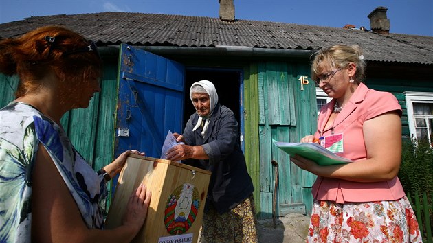 Volby přišly za lidmi i do běloruské vsi Žukov Lug (11. září 2016).