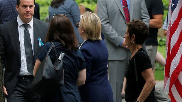 Hillary Clintonov opout vzpomnkov shromdn k 11. z v New Yorku (11. z 2016).