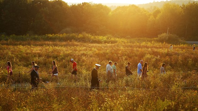 N�v�t�vn�ci se proch�zej� u pam�tn�ku pos�dky a pasa��ru letu 93 v Pensylv�nii (11. z��� 2016).