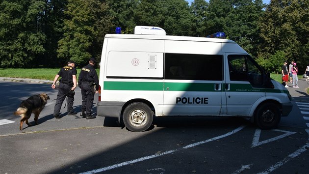 Policist vyuili i sluebnch psovod. (12. z 2016)