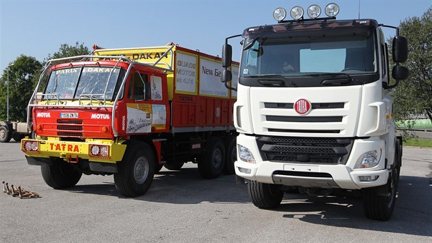 Setkn generac: vlevo dakarsk Tatra 815 6x6 VE z 80. let, vpravo souasn Tatra Phoenix. (12. z 2016)