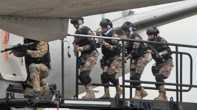 Female Company for Special Security Tasks - komando jordnskch en osvobozuje...