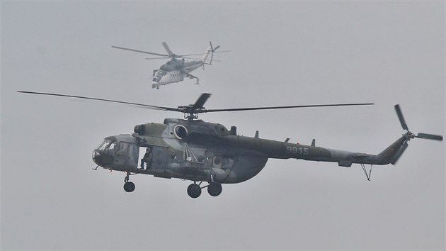 Dny NATO 2016: vrtulnky Mi-8 (vpedu) a Mi-24 pi ukzce pepaden objektu a...