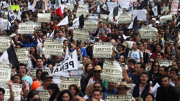 V mexick metropoli Ciudad de Mxico vyzvaly tisce lid prezidenta Enriqua Peñu Nietu k rezignaci. (15. z 2016)