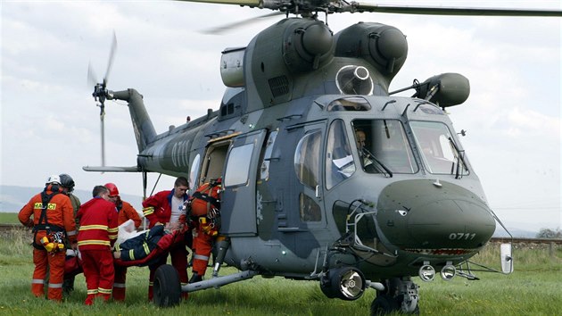 Armáda využívá pro leteckou záchranku vrtulníky Sokol.