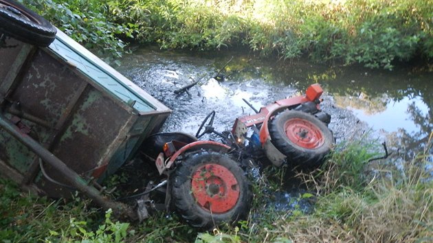 idi malotraktoru s vlekem sjel do rybnka v Blatn. Na mue se svalil traktor i peven nklad.