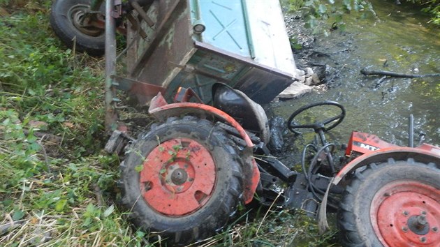 idi malotraktoru s vlekem sjel do rybnka v Blatn. Na mue se svalil traktor i peven nklad.