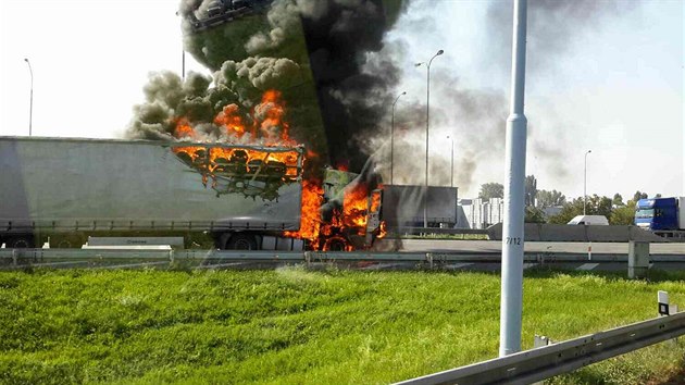 Na dlnici D1 u Brna zaal hoet rumunsk kamion s pneumatikami. Hasii por zlikvidovali pnou, koda peshla dva miliony. (12.9.2016)