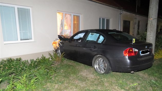 Opil idi BMW nezvldl v Suchohrdlech u Miroslavi prjezd kiovatkou a proboural se do pokoje rodinnho domu.