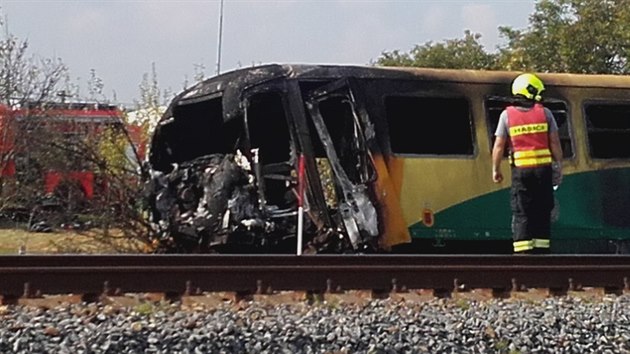 Ve Vnorovech na Hodonínsku se na přejezdu srazil osobní vlak s traktorem. Jeho řidič zemřel, osm cestujících z vlaku utrpělo zranění.