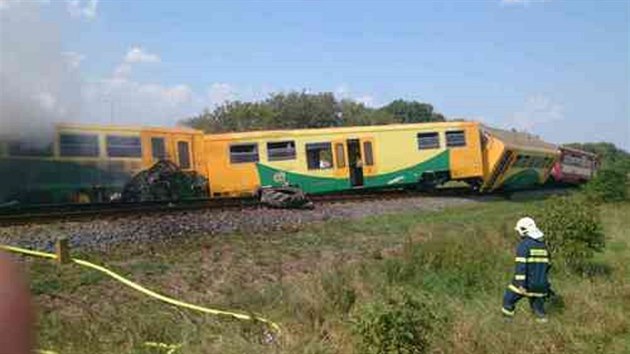 Ve Vnorovech na Hodonínsku se na přejezdu srazil osobní vlak s traktorem. Jeho řidič zemřel, osm cestujících z vlaku utrpělo zranění (13. září 2016).