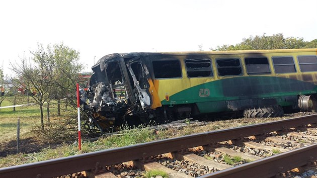 Ve Vnorovech na Hodonínsku se na přejezdu srazil osobní vlak s traktorem. Jeho řidič zemřel, osm cestujících z vlaku utrpělo zranění. Jeden z vykolejených vagonů začal hořet, požár zlikvidovali hasiči. (13.9.2016)