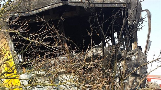 Ve Vnorovech na Hodonínsku se na přejezdu srazil osobní vlak s traktorem. Jeho řidič zemřel, osm cestujících z vlaku utrpělo zranění. Jeden z vykolejených vagonů začal hořet, požár zlikvidovali hasiči. (13.9.2016)