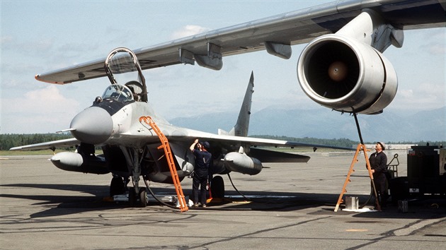 Ruský MiG-29 odstavený na rampě po přehlídce na Abbotsford Air Show, 1989