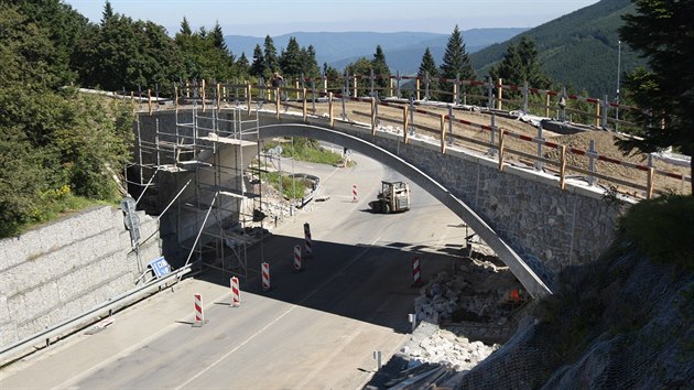 Stavai dokonuj lvku, kter spojuje ob sti skiarelu na ervenohorskm sedle. Lyai se tak bezpen dostanou pes runou silnici, kde dosud dochzelo k nebezpenm situacm.