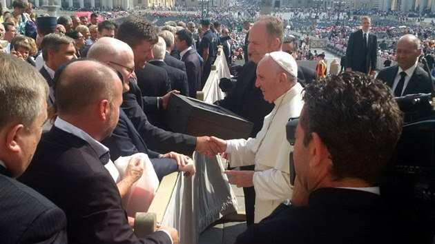 Ministr kultury Daniel Herman (vlevo v brlch) daroval ve Vatiknu papei Frantikovi sochu sv. Aneky esk (10. z 2016).
