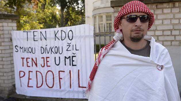 Martin Konvika uspodal demonstraci ped velvyslanectvm Sadsk Arbie v Praze (11. z 2016).