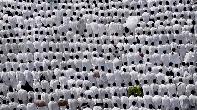 Až dva miliony poutníků vystoupalo na pahorek Arafát u saúdskoarabské Mekky, aby se zúčastnilo vrcholného rituálu muslimské poutě (11. září 2016).