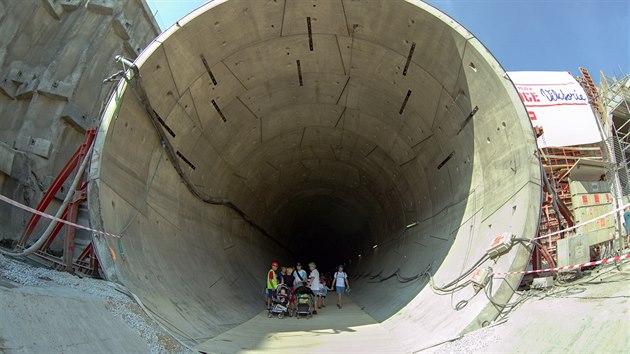 Den otevench dve na stavb nejdelho elezninho tunelu v esku mezi Plzn-Doubravkou a Kyicemi (10. z 2016).